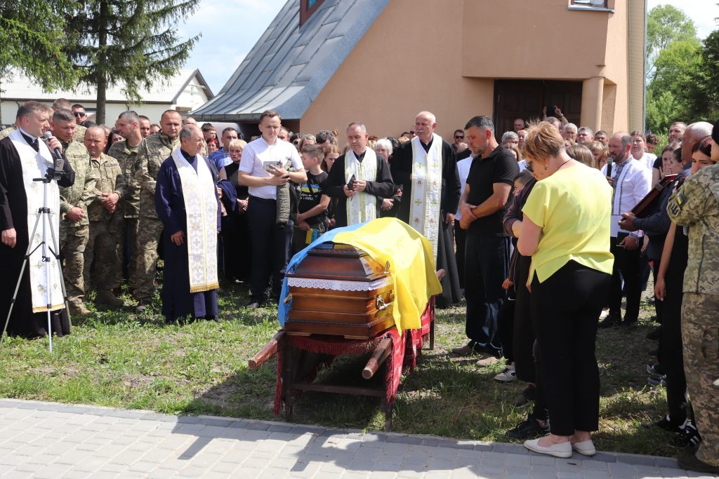 У Ямницькій громаді провели в останню путь бійця Сергія Калиновського